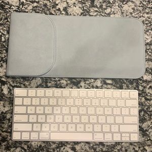 Barely Used🔥 Apple Magic Keyboard series 2 + Case